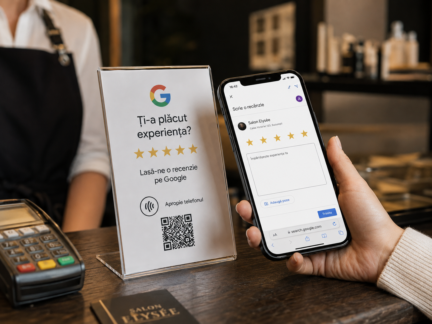 Client care apropie telefonul de standul ReviewTap pentru a deschide pagina de recenzii